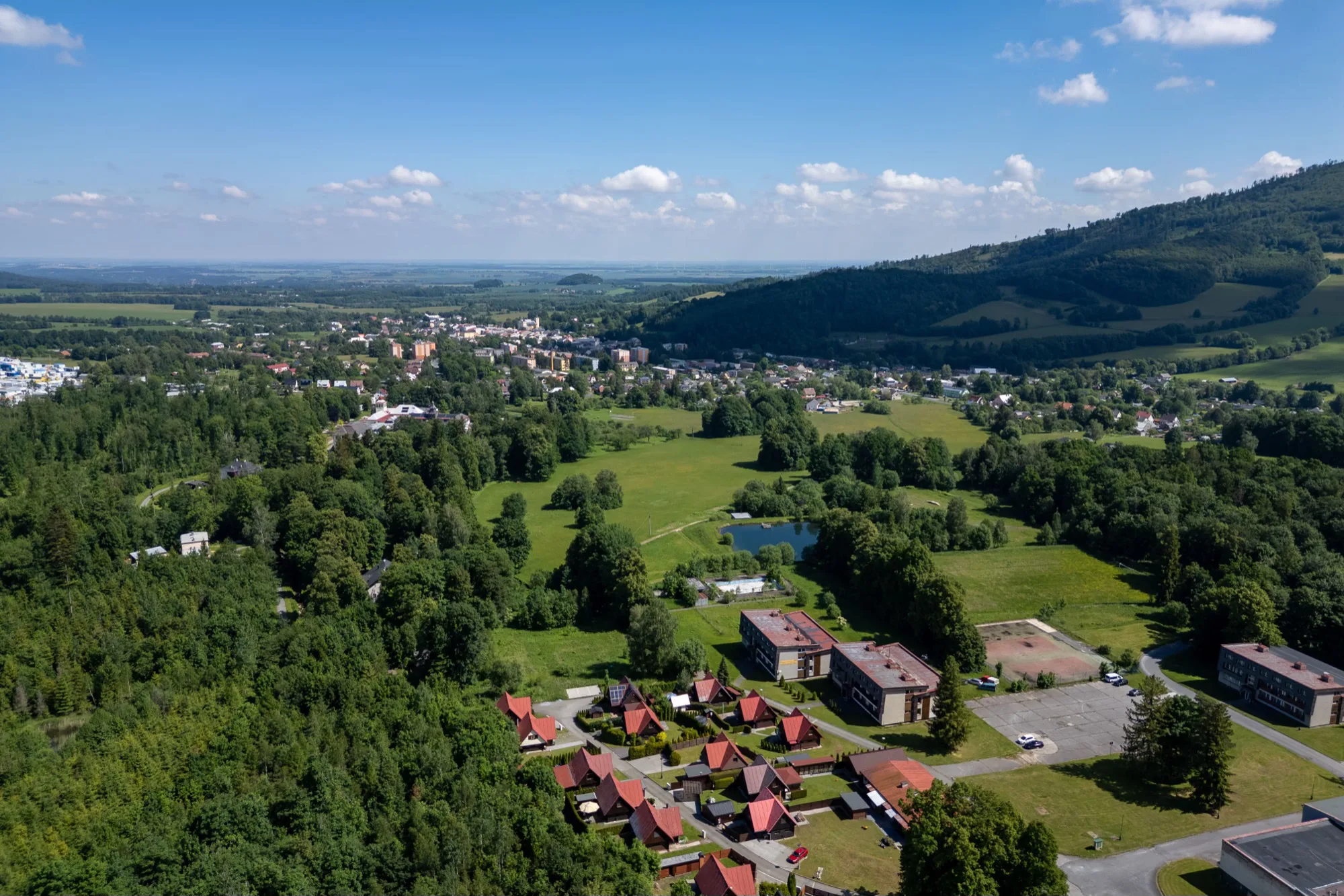 Krajina a lesy při cestě k chatě